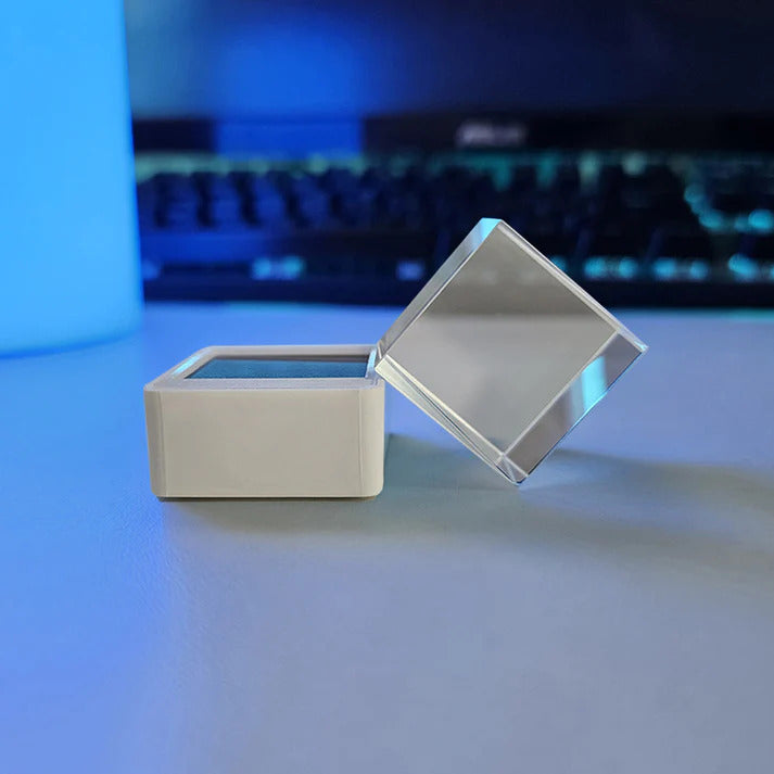 AuraCube cubo holográfico anime en escritorio